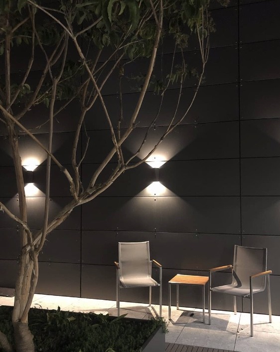 Trio 226560242 Tay LED Nástěnné venkovní světlo | Teplá bílá | 2x4W | Černá